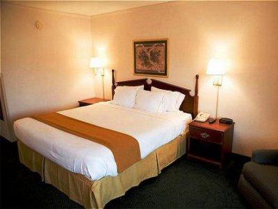 Hotel Express & - I-40 Atwendover By Ihg